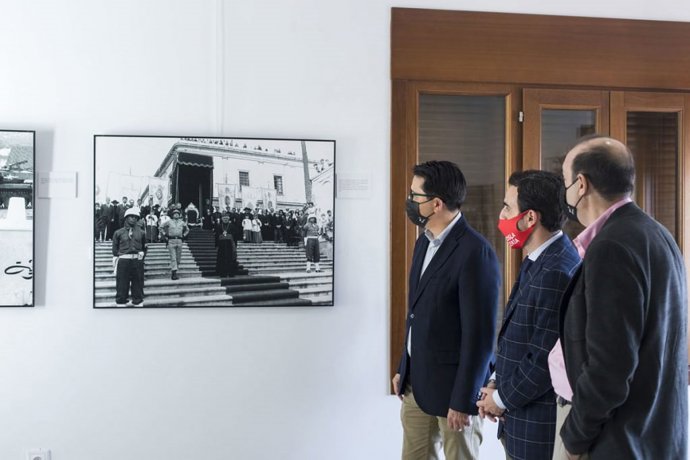 El diputado provincial de Cultura y Cine de la Diputación de Almería visita una exposición fotográfica.