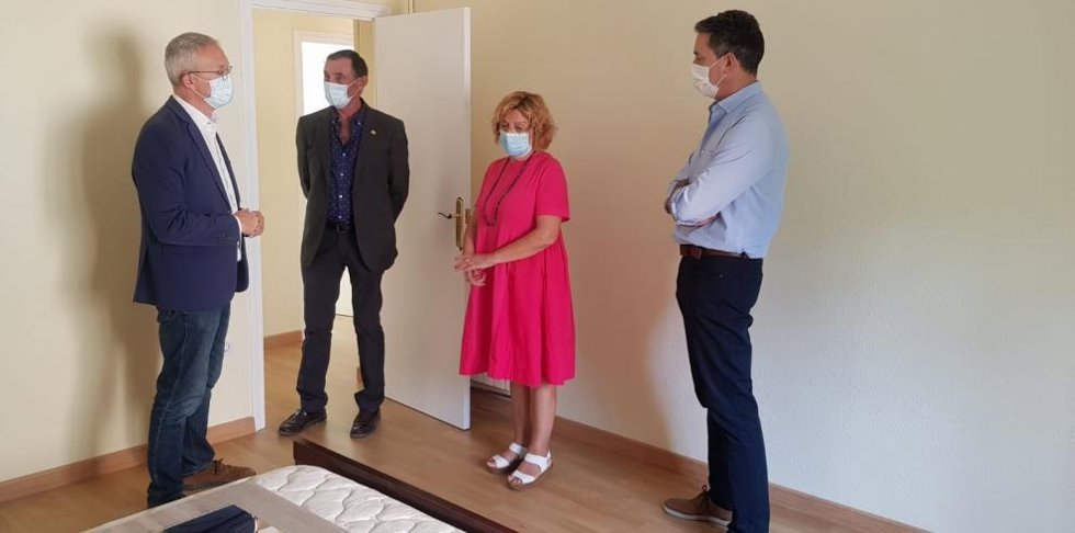 La consejera de Ciudadanía y Derechos Sociales del Gobierno de Aragón, María Victoria Broto, durante su visita a uno de los pisos con los que cuenta el Ayuntamiento de Jaca dentro del Plan de Desarrollo Gitano.