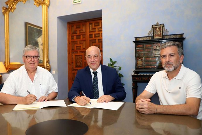 Archivo - Antonio Ruiz, Miguel Cobos y Francisco Ángel Sánchez en la firma del convenio.