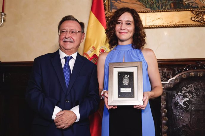 Isabel Díaz Ayuso junto al presidente de la Ciudad Autónoma de Ceuta, Jesús Vivas