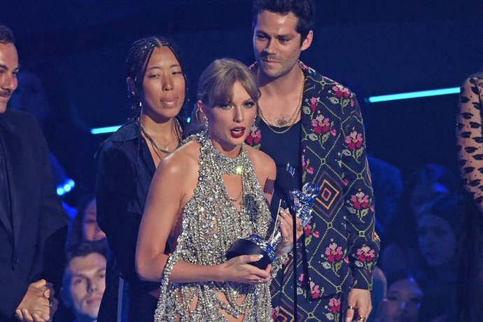 28 August 2022, US, New Jersey: American singer Taylor Swift accepts the award for best longform video for "All Too Well (10 Minute Version) (Taylor's Version)" during the MTV Video Music Awards 2022 held at the Prudential Center. Photo: Doug Peters/PA 