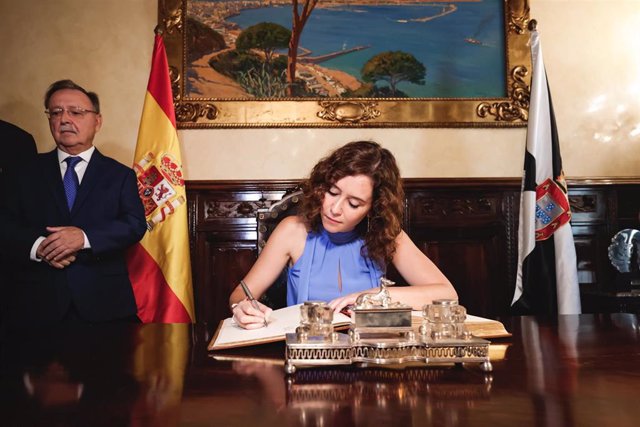 Isabel Díaz Ayuso junto al presidente de Ceuta Juan Jesús Vivas