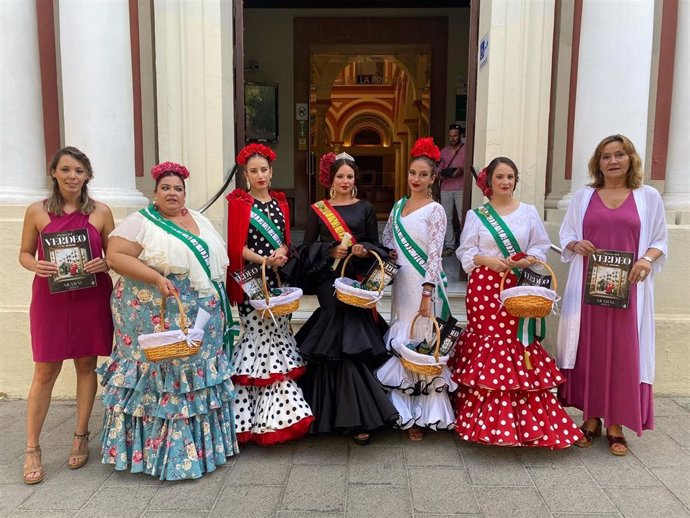 Las concejalas de Festejos y de Turismo del Ayuntamiento de Arahal, Inmaculada González, y Sandra Orozco, han acompañado la Reina del Verdeo 2019, María Celeste Ruiz, y sus Damas de Honor y Corte, en la Plaza del Triunfo en Sevilla.