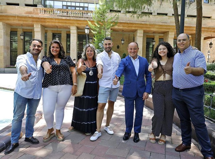 Archivo - El alcalde de Albacete con los y las manchegas.