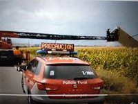 El viento arranca el techo de un camión en Buñuel y lo deja encima del tendido eléctrico