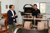 Conrado Íscar visita las instalaciones de la chocolatería artesanal 'Chocolates Juan Ruiz' en Rueda