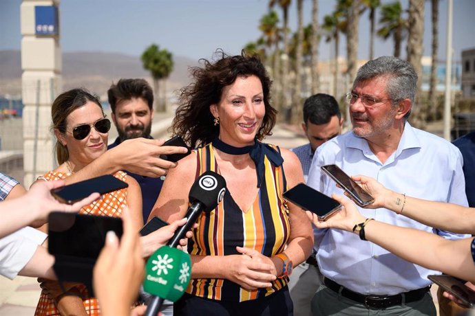 Archivo - En el centro, la alcaldesa en funciones de Almería, María Vázquez.