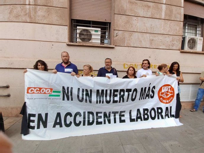 Concentración por el último fallecido en accidente laboral en Almería.