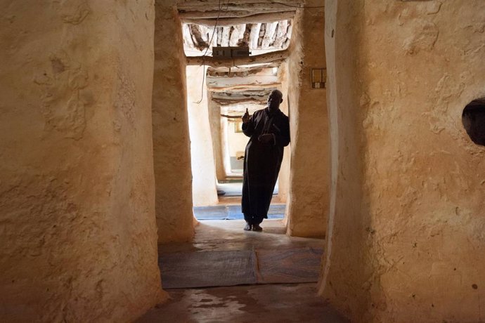 Un hombre dentro de una mezquita en Bobo-Diulaso, Burkina Faso