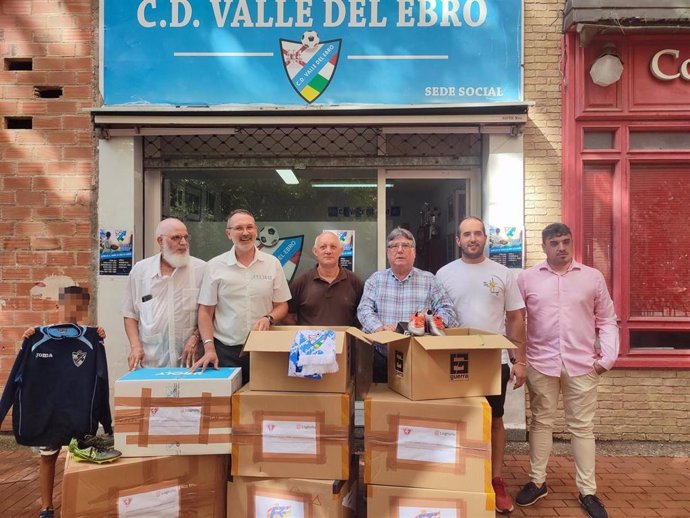 Niños saharauis reciben más de un centenar de prendas deportivas de Logroño Deporte, FRF y Club Valle del Ebro