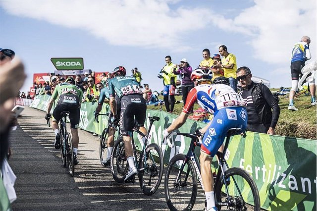 Corredores disputando La Vuelta a España 2022