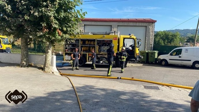 Labores de extinción en un incendio declarado en una nave de productos cárnicos en Noreña