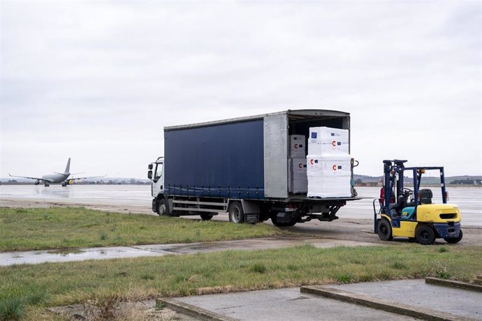 Archivo - Un operario, en grúa, moviliza material sanitario hacia un camión,  para mandar a Ucrania, en la Base Aérea de Torrejón de Ardoz, a 26 de febrero de 2022, en Madrid (España).  Este material será el primer envío, de la Agencia Española de Coope