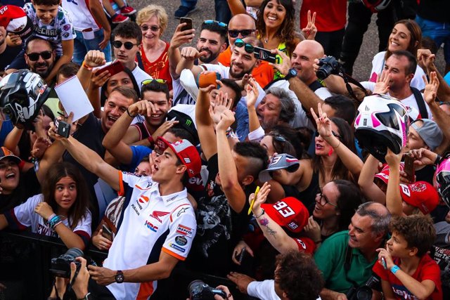 Marc Márquez se hace un 'selfie' con los aficionados antes del Gran Premio de Aragón de 2019