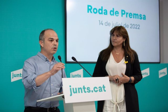 Archivo - El secretario general de Junts Per Catalunya (JxCat), Jordi Turull, comparece junto a la presidenta del Parlament, Laura Borràs, en rueda de prensa. Foto de archivo