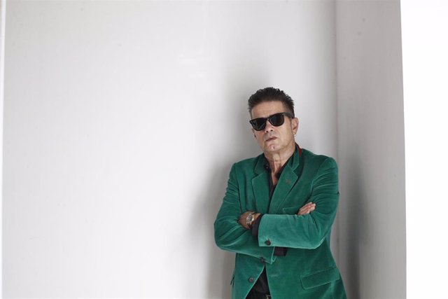 Archivo - El exvocalista del grupo Radio Futura, Santiago Auserón, presenta su disco sinfónico titulado Vagamundo. 