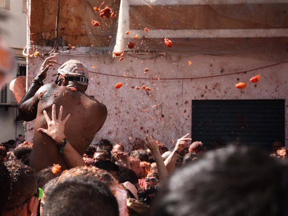 Archivo - Un joven participa en la fiesta de la Tomatina de Buñol 2019