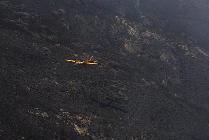 Un hidroavión trabaja en las labores de extinción en un incendio en la Serra do Leboreiro, en los montes del pueblo de Senderiz, en el parque natural de Baixa Limia e Serra do Xurés, a 26 de agosto de 2022, en Serra do Xurés, Ourense