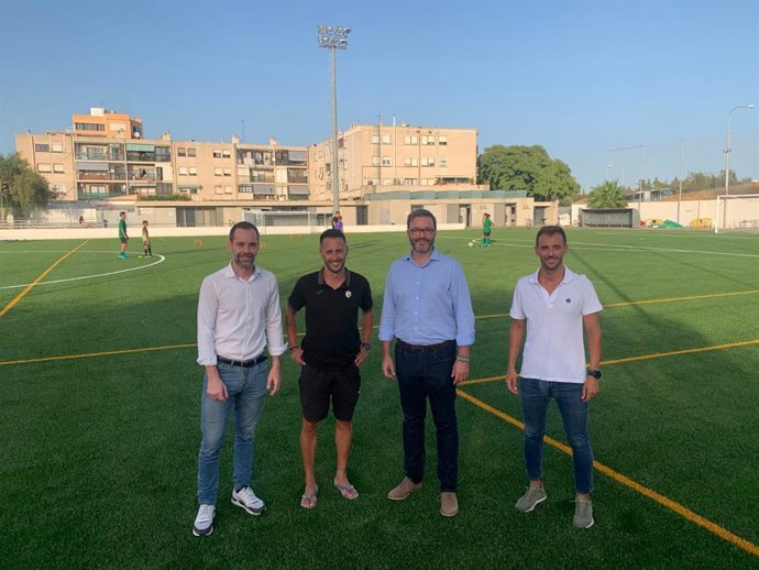 El alcalde José Hila visita los campos de fútbol de Es Vivero y Es Rafal tras la renovación del césped