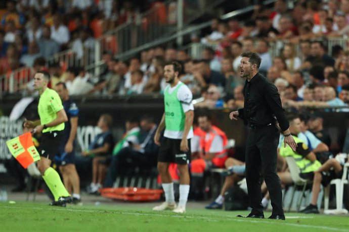 Diego Pablo Simeone durante el Valencia-Atlético de Madrid de LaLiga Santander 2022-2023