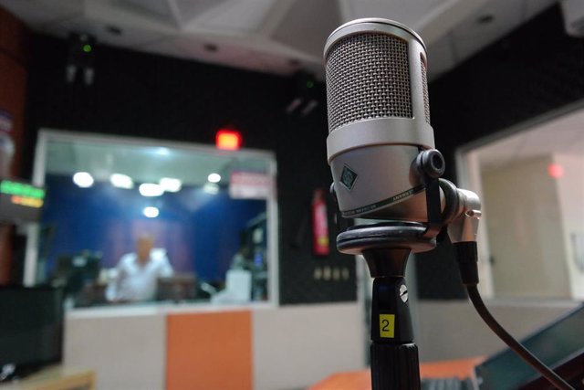 Un micrófono en un estudio de radio (ARCHIVO)