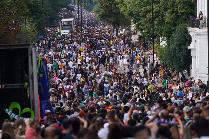 Una gran multitud llega el día de la inauguración del Carnaval de Notting Hill. 