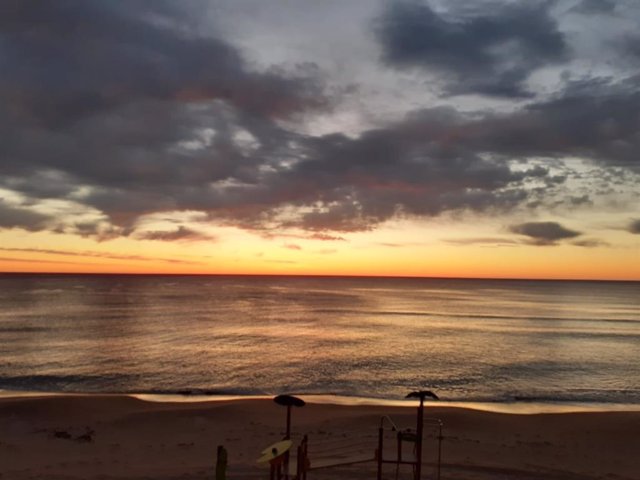 Archivo - Nubes, amanecer, playa