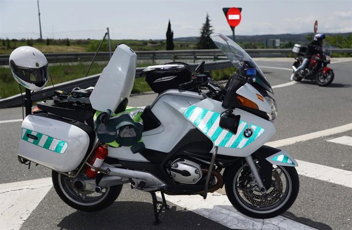Archivo - La moto de la Guardia Civil en un control de tráfico, en una imagen de archivo