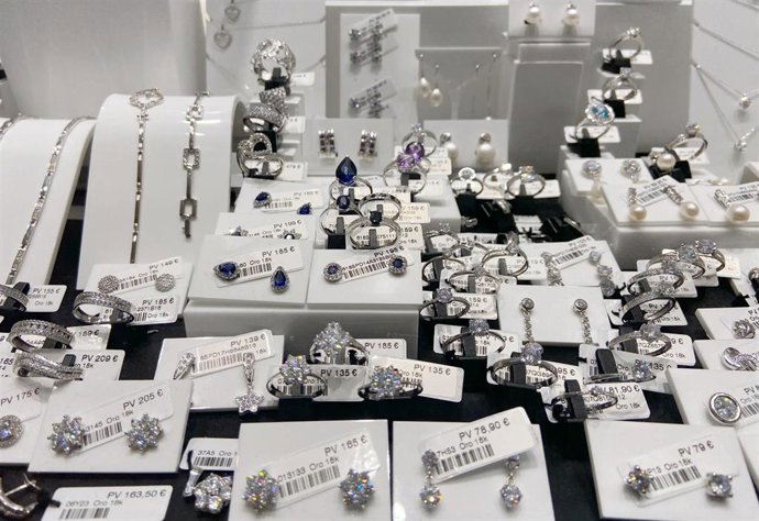 Archivo - Stand con joyas en una tienda de bisuteria