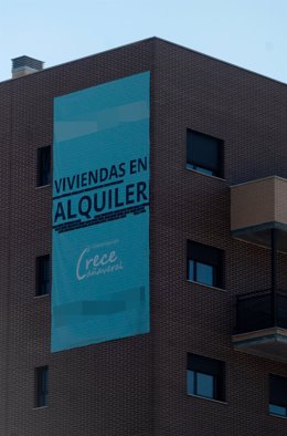 Archivo - Cartel de alquiler en un edificioen Madrid. 