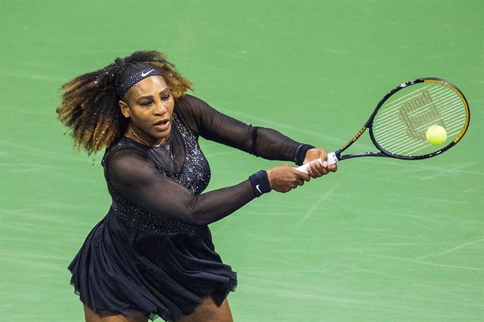 29 August 2022, US, New York: American tennis player Serena Williams in action against Montenegro's Danka Kovinic during their Women's singles First Round of the US Open tennis tournament at Arthur Ashe Stadium. Photo: Javier Rojas/Prensa Internacional 