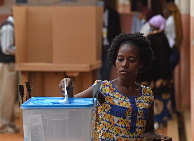 Una mujer emite su voto en las pasadas elecciones generales de Angola.