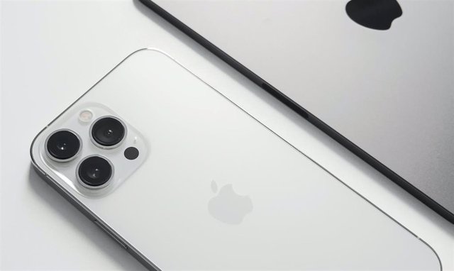 Un iPhone junto a una tableta de Apple