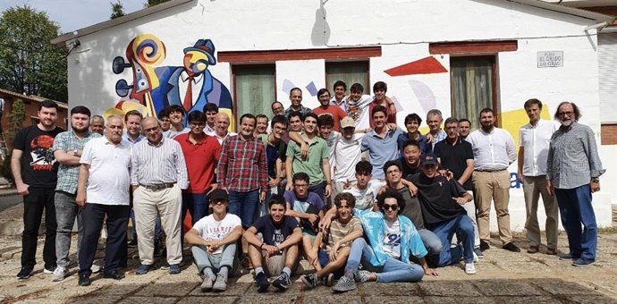 Foto de familia de la clausura de las XXX Jornadas Humanísticas de El Grado (Huesca) . La mayor parte del grupo delante de un mural pintado este año; a la derecha, Alex González