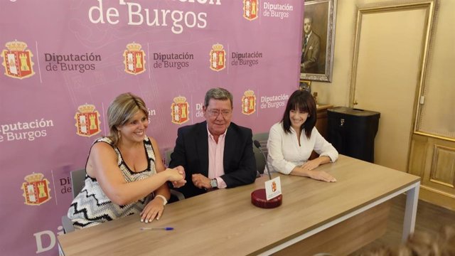 La directora de la Fundación Candeal-Proyecto Hombre, Marta González, el presidente de la Diputación de Burgos, César Rico, y la diputada provincial Inmaculada Sierra.