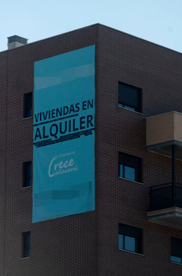 Archivo - Cartell de lloguer en un edifici