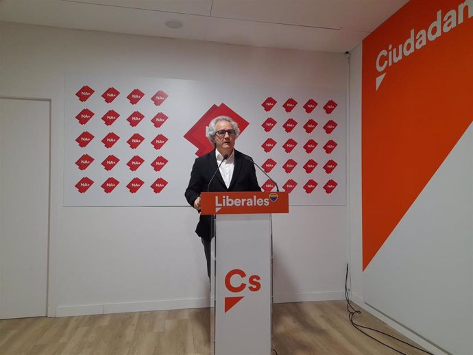 Archivo - El coordinador de Ciudadanos Navarra, Carlos Pérez-Nievas, en una rueda de prensa.