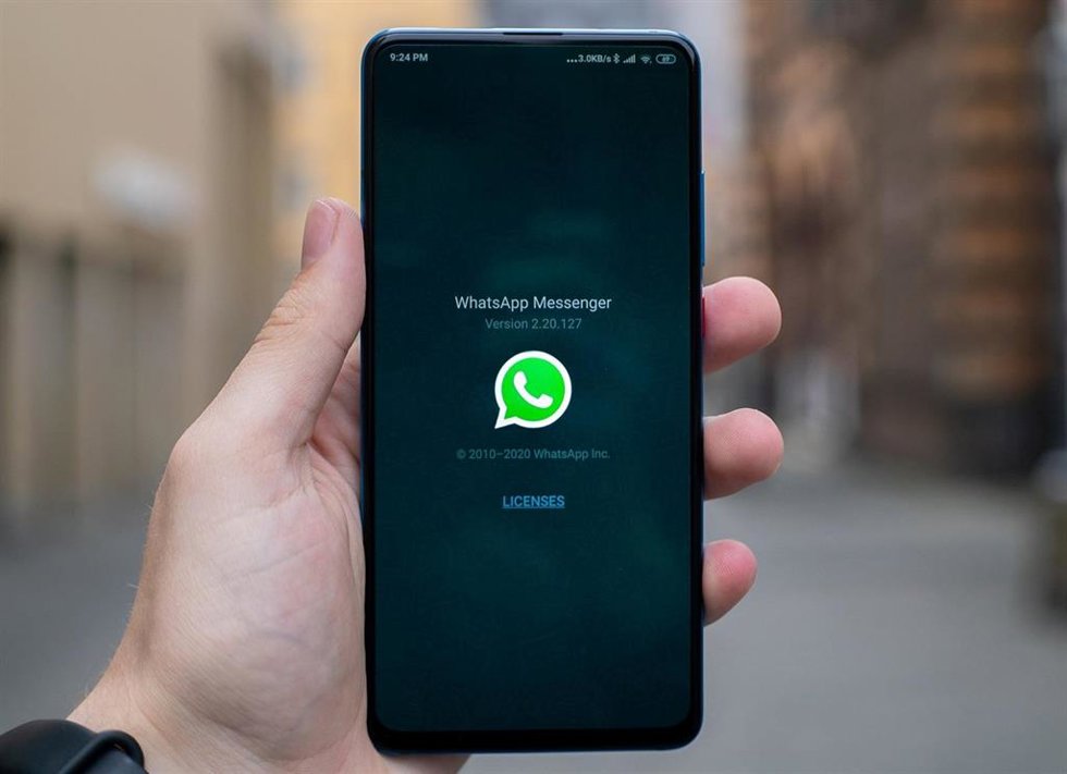 Un dispositivo con la aplicaicón de WhatsApp