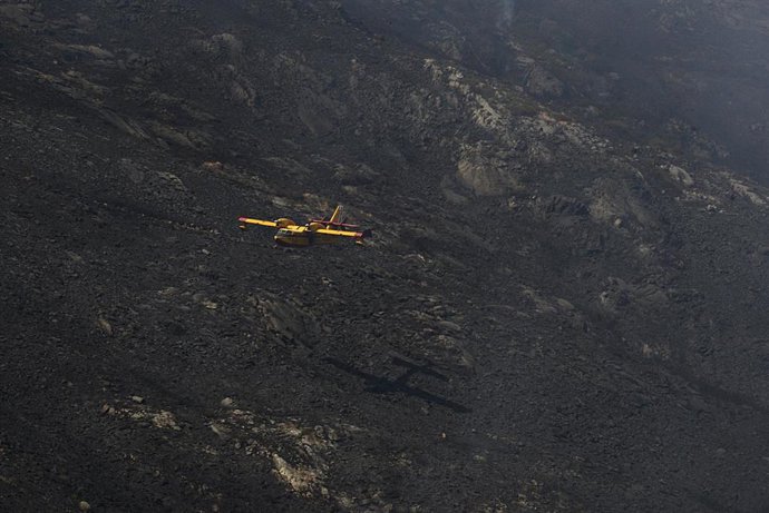 Un hidroavión trabaja en las labores de extinción en un incendio en la Serra do Leboreiro, en los montes del pueblo de Senderiz, en el parque natural de Baixa Limia e Serra do Xurés, a 26 de agosto de 2022, en Serra do Xurés, Ourense, Galicia (España). 