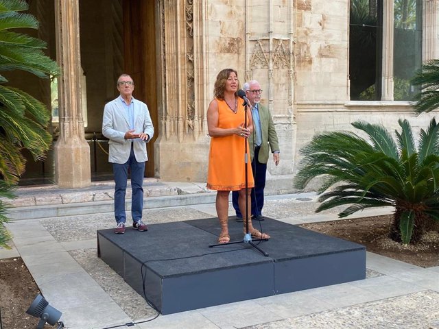 La presidenta del Govern, Francina Armengol, junto al vicepresidente y conseller de Transición Energética, Sectores Productivos y Memoria Democrática, Juan Pedro Yllanes, y el presidente de Amnistía Internacional de Baleares, Juan Manuel López.