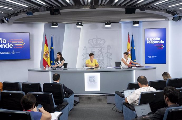 (I-D) La ministra de Justicia, Pilar Llop; la ministra Portavoz, Isabel Rodríguez y la ministra de Igualdad, Irene Montero, durante la rueda de prensa posterior a la reunión del Consejo de Ministros