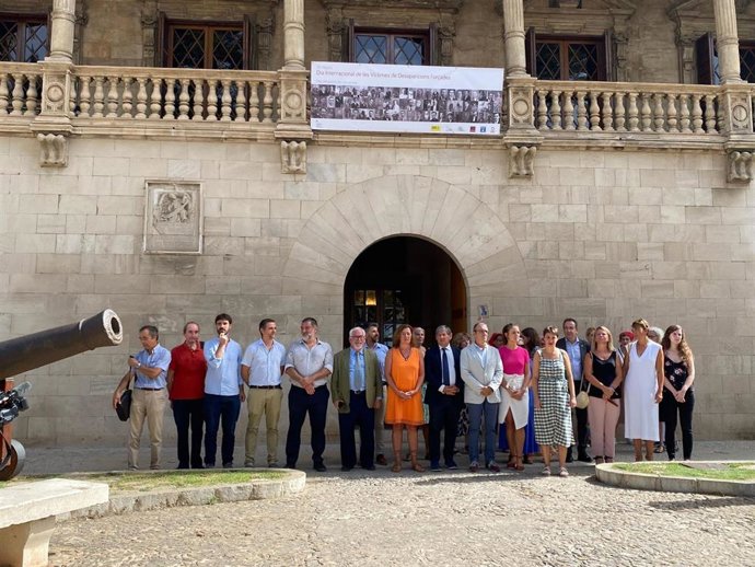 La presidenta del Govern, Francina Armengol, junto a autoridades y representantes de entidades memorialistas durante el minuto de silencio por el Día Internacional de las Víctimas de Desapariciones Forzadas.