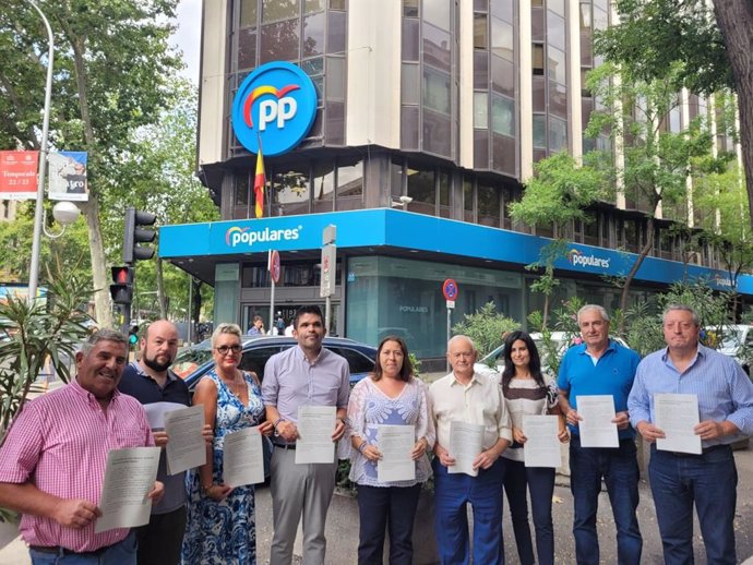 Los 'populares' han entregado su petición en Génova