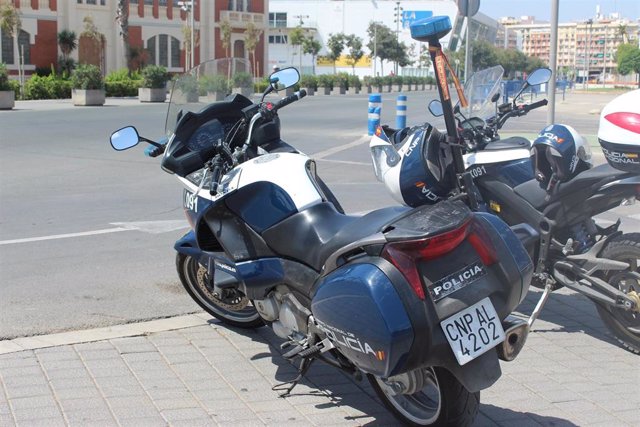 Nota De Prensa Y Fotografía De Recurso:" La Policía Nacional Detiene A Una Mujer Por Conducir Una Motocicleta Robada Sin Carnet "