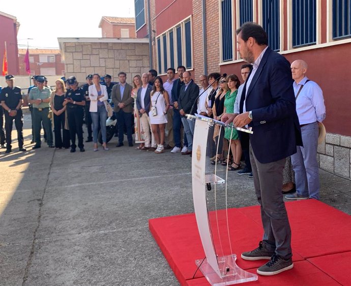 El alcalde de Valladolid, Óscar Puente, interviene en el acto de recuerdo al policía municipal fallecido Luis Eduardo Izquierdo.