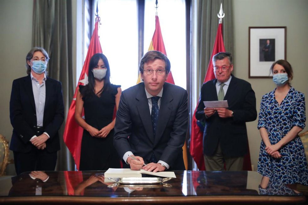 Archivo - El alcalde de Madrid, José Luis Martínez-Almeida, firma los Acuerdos de la Villa, un documento que agrupa 352 medidas pactadas en las mesas sectoriales para la reactivación de la ciudad de Madrid tras la pandemia de la COVID-19, durante una se