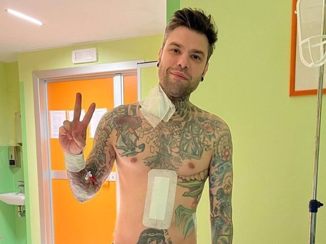 El cantante italiano Fedez tras una operación de cáncer de páncreas