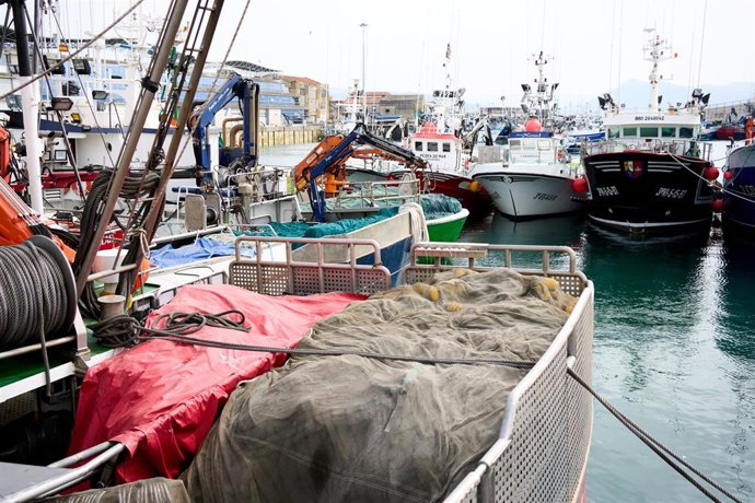 Archivo - Barcos amarrados en el puerto de Santoña