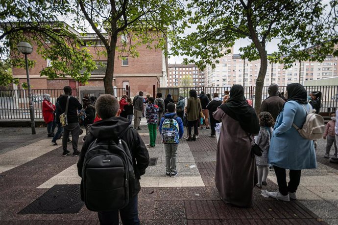 Archivo - Padres y alumnos a las puertas del CEIP Padre Orbiso en el primer día del curso escolar 2020-2021, en Vitoria-Gasteiz