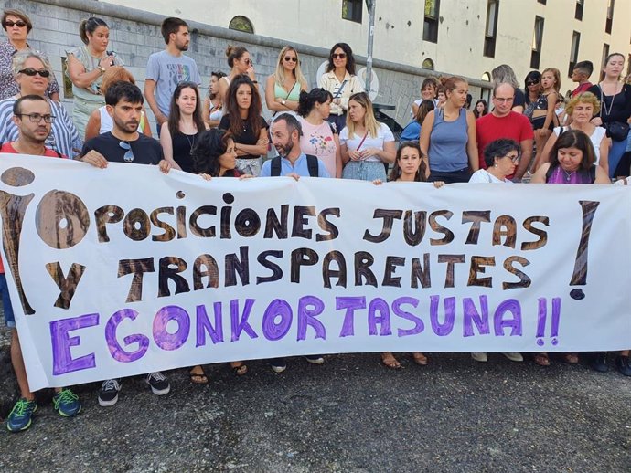 Opositores navarros protestan por el sistema de acceso a la educación pública en Navarra.